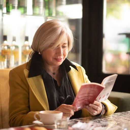 Adriana leyendo en un café porteño